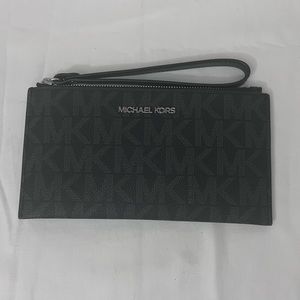 MICHAEL KORS Jet Set Zip Wristlet
